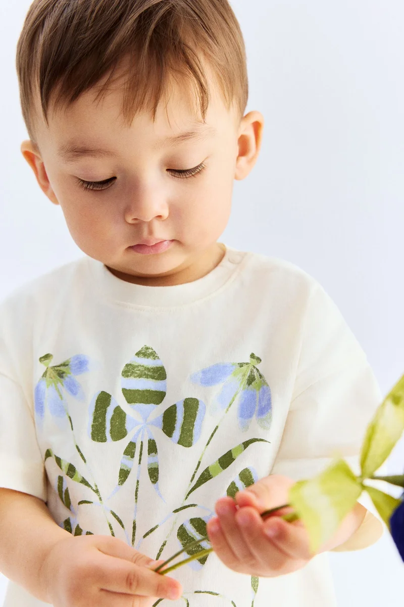 اتش اند ام تي-شيرت مزين بطبعة